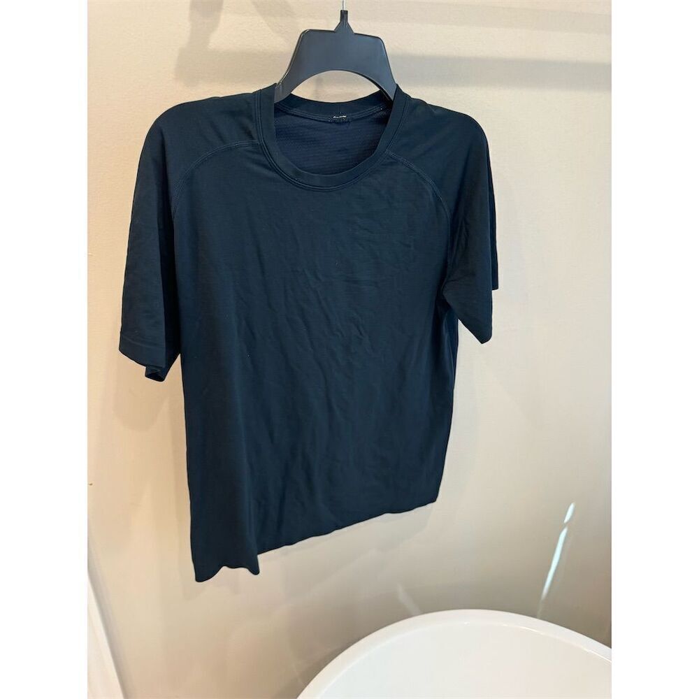 Lululemon Athletica Men's Short Sleeve V-Neck T-Shirt Navy Blue Size L